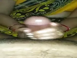 Gadis besar menunjuk ...